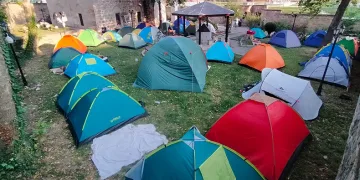 Otellerde yer bulamayınca çadırlarda uyudular