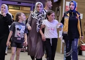 Oyun konsoluna eli sıkışan çocuğun parmağı koptu