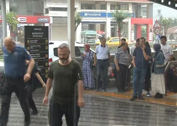 Bursalılar sağanak yağmura hazırlıksız yakalandı