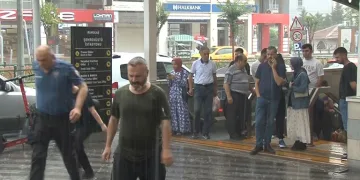 Bursalılar sağanak yağmura hazırlıksız yakalandı