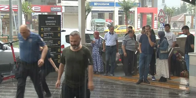 Bursalılar sağanak yağmura hazırlıksız yakalandı