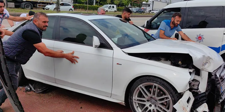 Bursa’da kontrolden çıkan tır otomobillere çarptı