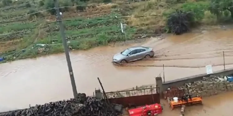 Bursa’da taşan dereler, ekipleri seferber etti