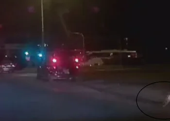 Aracın bagajından yolun ortasına düştü
