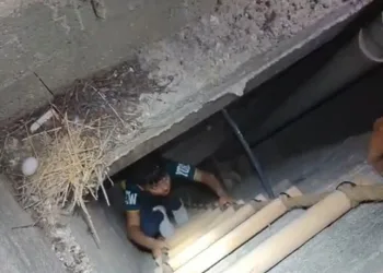 Havalandırma boşluğuna düşen çocuk kurtarıldı