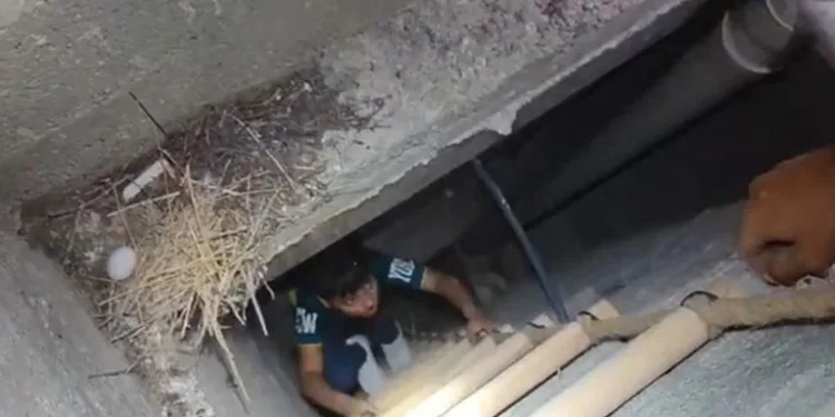 Havalandırma boşluğuna düşen çocuk kurtarıldı