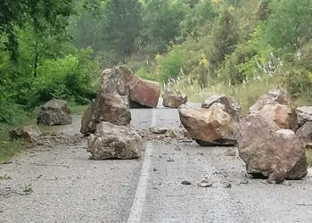 Dev kaya parçaları yolu kapattı