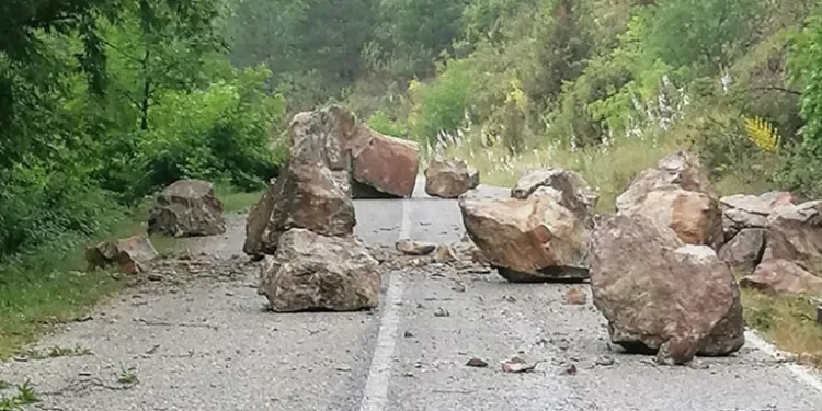 Dev kaya parçaları yolu kapattı