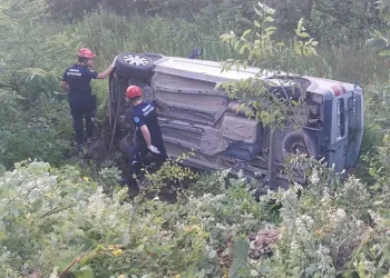Bursa’da hafif ticari araç şarampole devrildi