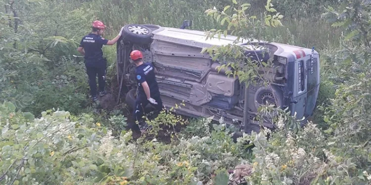 Bursa’da hafif ticari araç şarampole devrildi