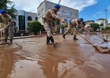 Komandolar temizlik için kolları sıvadı