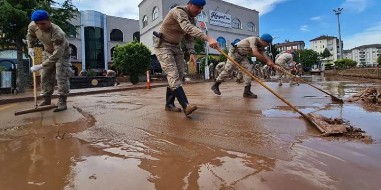 Komandolar temizlik için kolları sıvadı