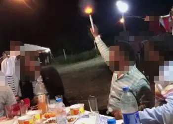 Onlarca kişinin içinde havaya ateş açtılar