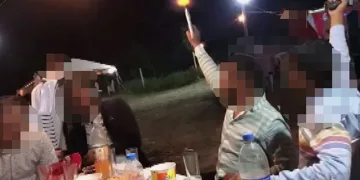 Onlarca kişinin içinde havaya ateş açtılar