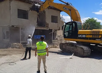 Ağır hasarlı binaların yıkımı sürüyor