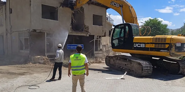Ağır hasarlı binaların yıkımı sürüyor