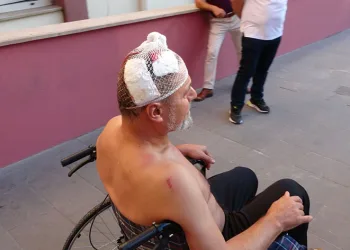 Sopalarla iş yerini bastılar