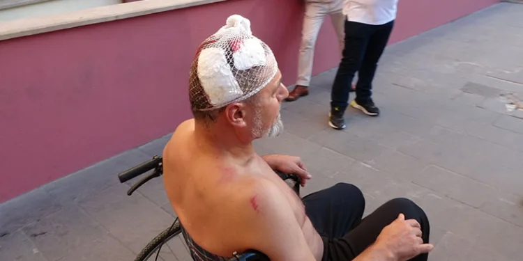 Sopalarla iş yerini bastılar