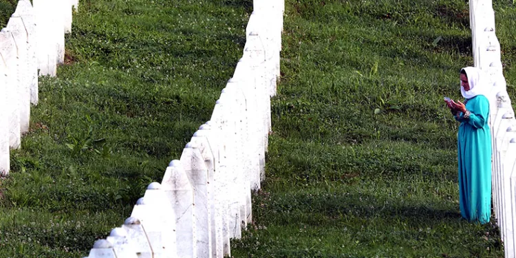 Srebrenitsa’da 30 soykırım kurbanı daha toprağa verildi
