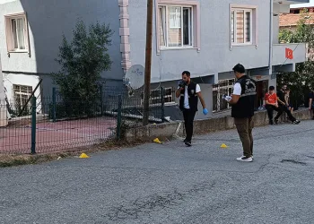 Evinin önünde silahla vuruldu
