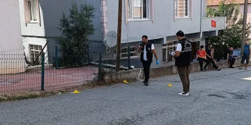 Evinin önünde silahla vuruldu