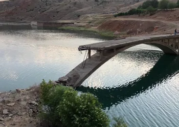 Selde köprüleri yıkıldı