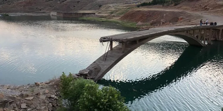 Selde köprüleri yıkıldı