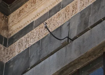 Ulu Cami’deki yılan figürü