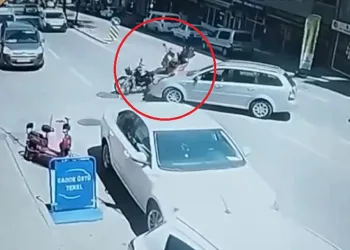Bursa’da siparişe giden kuryeye otomobil çarptı