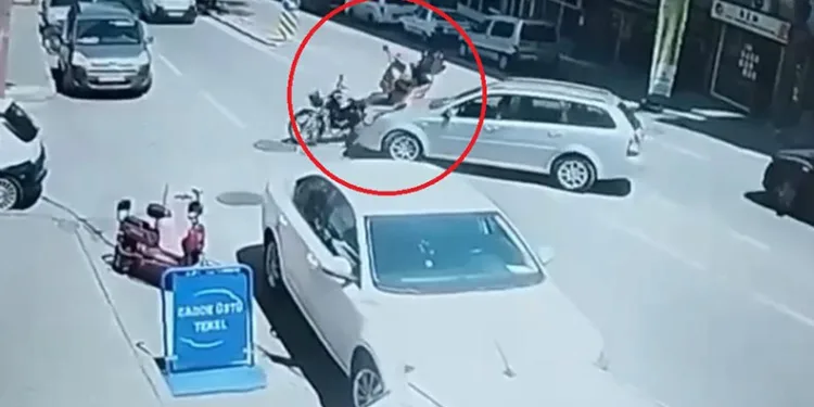 Bursa’da siparişe giden kuryeye otomobil çarptı