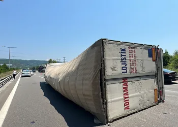 TEM Otoyolu’nda tır yan yattı