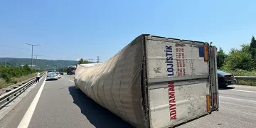 TEM Otoyolu’nda tır yan yattı