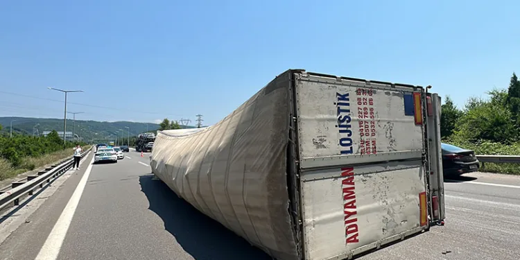 TEM Otoyolu’nda tır yan yattı