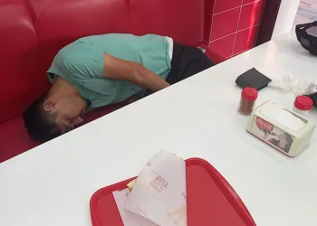 Yemek yerken sızdı, ekipleri harekete geçirdi