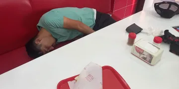 Yemek yerken sızdı, ekipleri harekete geçirdi