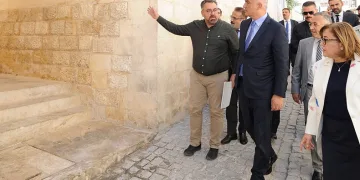 Bakan Ersoy, tarihi yapıları inceledi