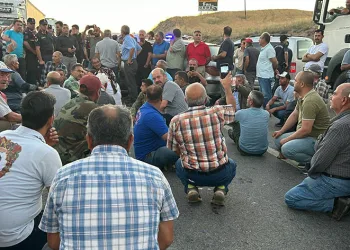 Kirazları dalında kalan köylüler, karayolu kapattı