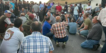 Kirazları dalında kalan köylüler, karayolu kapattı
