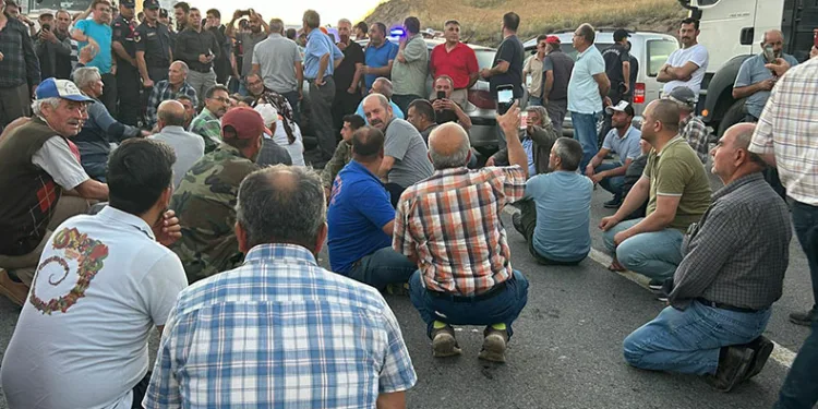 Kirazları dalında kalan köylüler, karayolu kapattı