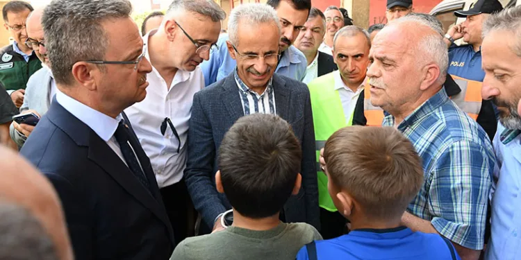 Uraloğlu çocuklara sürpriz yaptı