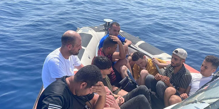 Ayvalık’ta 9 göçmen kurtarıldı