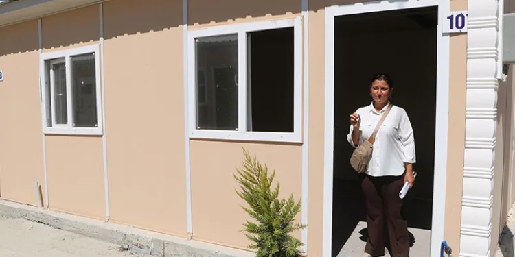 Enkaz kentte hüzünlü anahtar teslimi