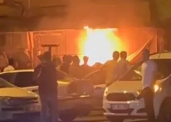 Alevler markete sıçramadan söndürüldü