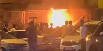 Alevler markete sıçramadan söndürüldü
