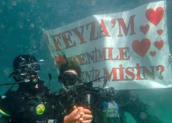 Su altında romantik evlilik teklifi