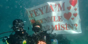 Su altında romantik evlilik teklifi