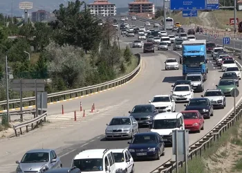 Tatilcilerin dönüş yolculuğu sürüyor