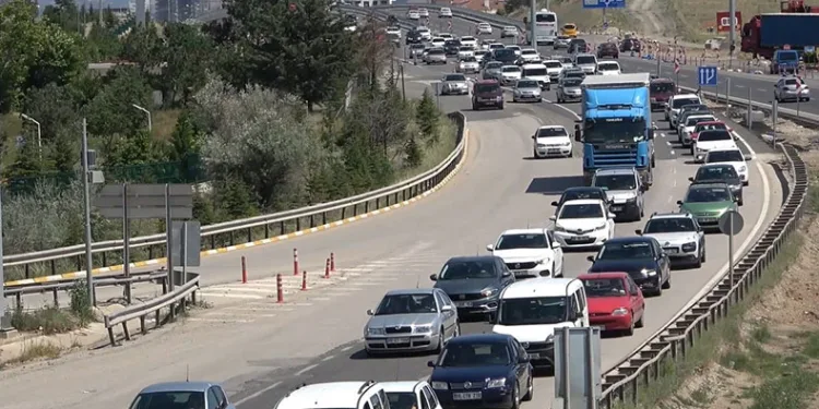 Tatilcilerin dönüş yolculuğu sürüyor