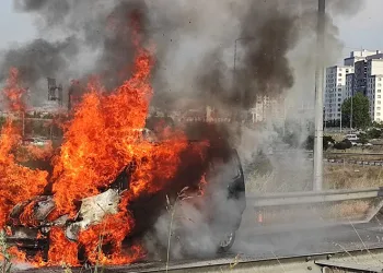 Bursa’da seyir halindeki otomobil alev aldı