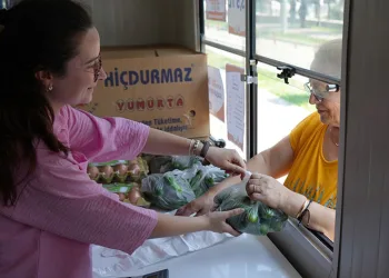 Kendi seralarında üretiyor, yarı fiyatına satıyor